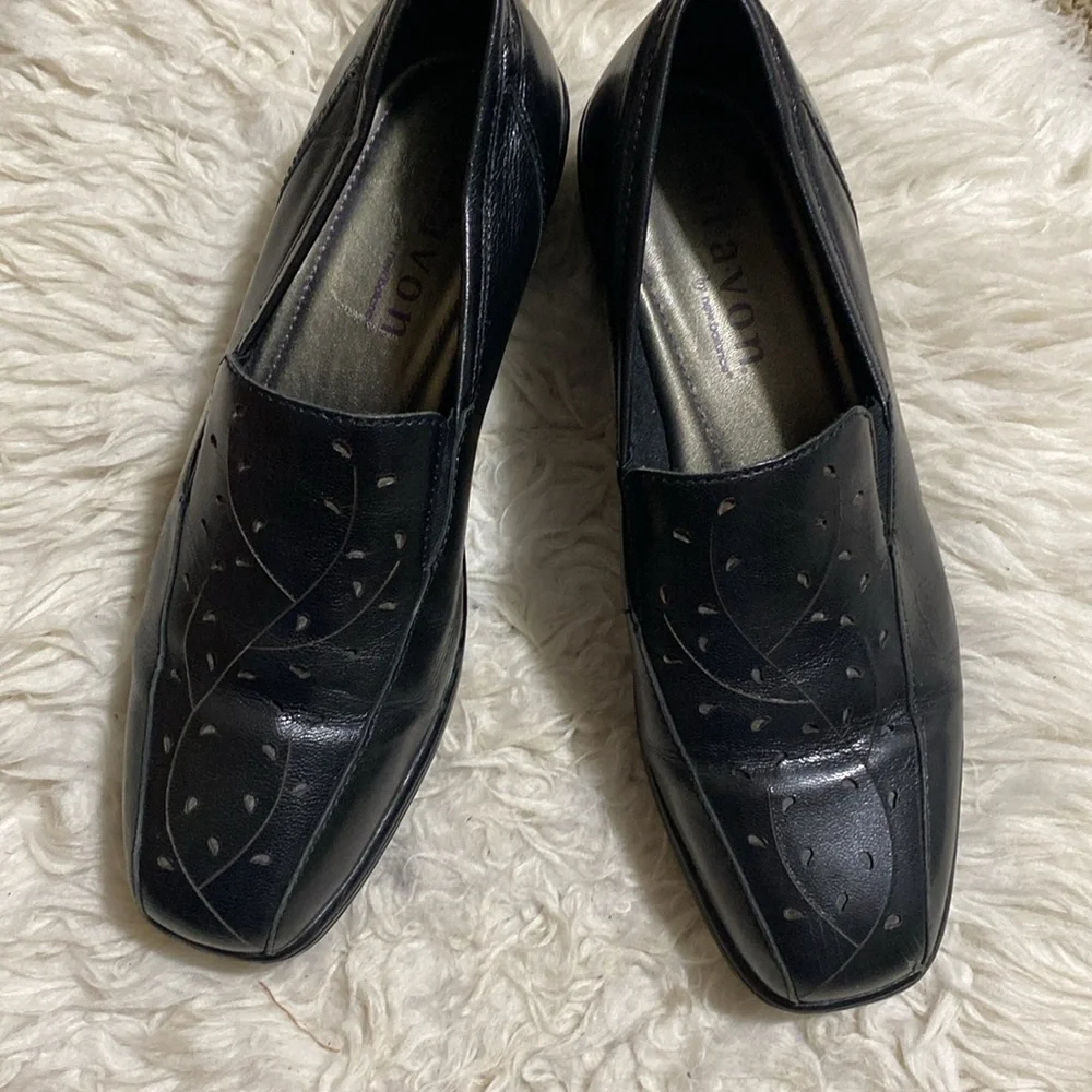 Aravon by New‎ Balance size 8 Kiley Floral Cut Out Black Leather Loafer